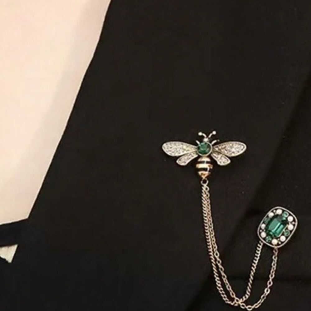 Gold and Green BeeβBrooch Q598